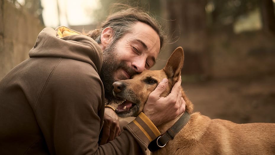 Un homme avec un chien